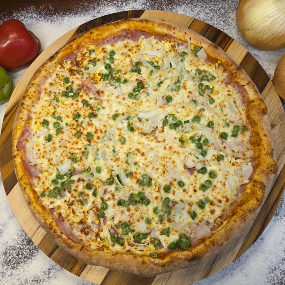 Uma combinação de sabores que se completam! Presunto, ovos cozidos, ervilhas frescas e cebola, tudo coberto com uma generosa camada de mussarela.