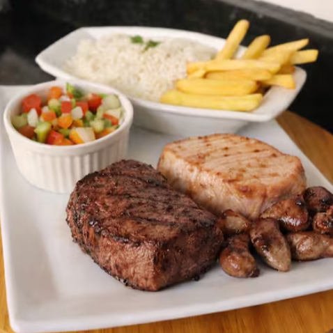 Kit de churrasco 500gr de carne: Alcatra, lombo e coração, acompanhamentos arroz, fritas e vinagrete. Serve até 2 pessoas.