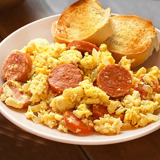 HUEVOS CON SALCHICHA + BEBIDA