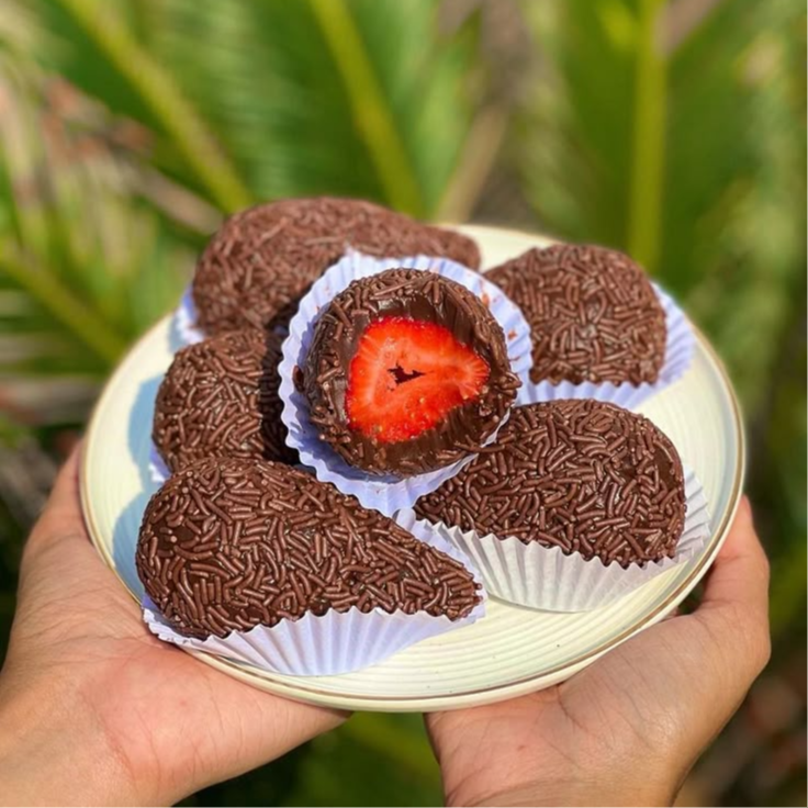Morango fresco envolvido no brigadeiro de chocolate cremoso e finalizado com granulado de açúcar sabor chocolate.