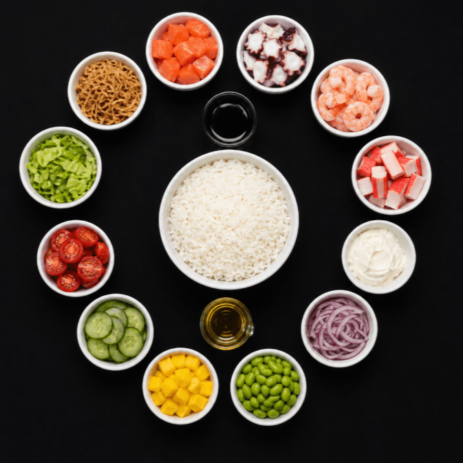 Base de arroz japonês e você cria sua própria combinação! Escolha entre proteínas frescas, acompanhamentos, fruta, e molhos especiais para montar um poke do seu jeito: leve, saboroso e único.