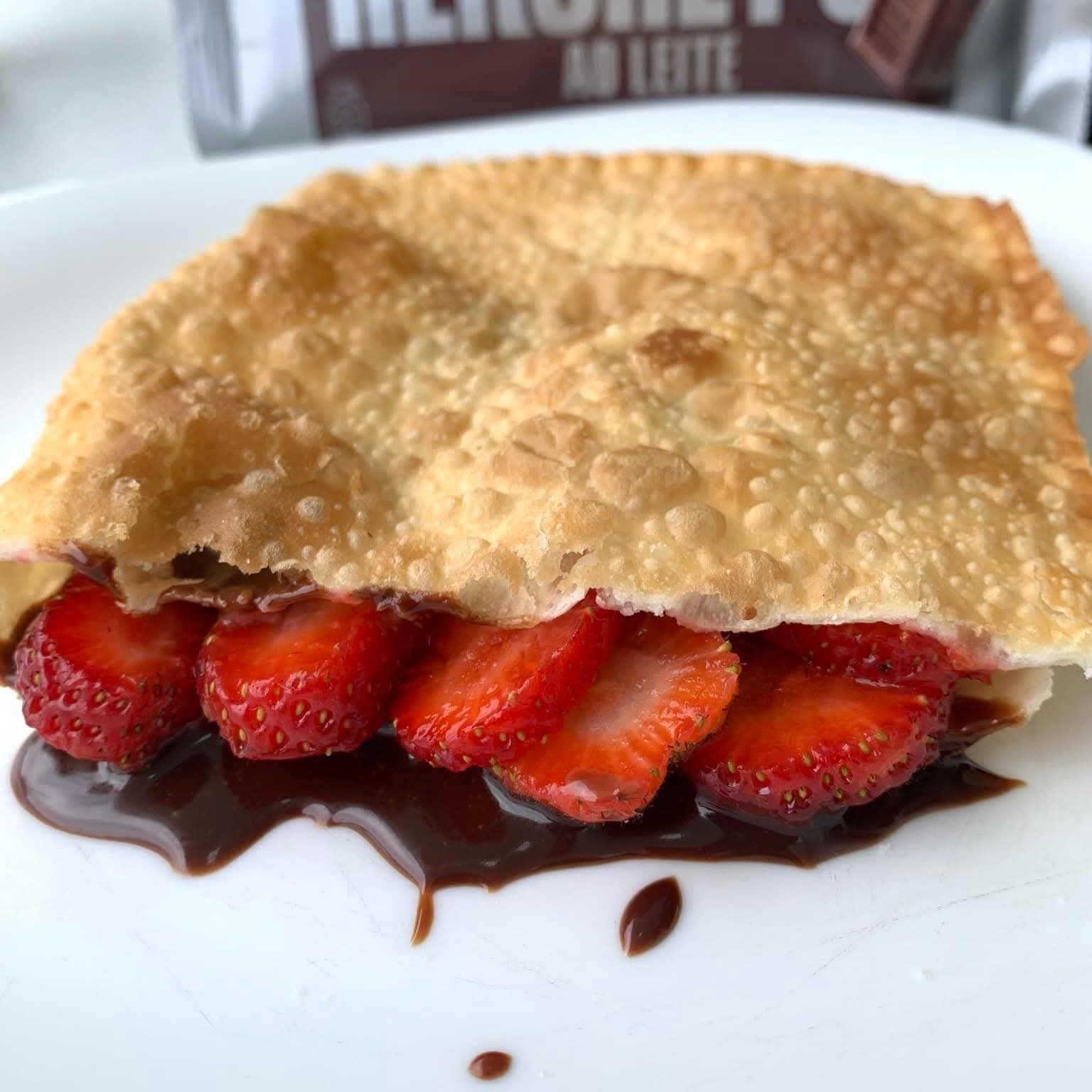 Barra de chocolate preto Hershey's ao leite acompanhado de morangos frescos