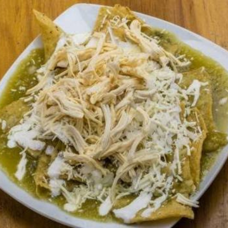 Chilaquiles verdes con pechuga deshebrada