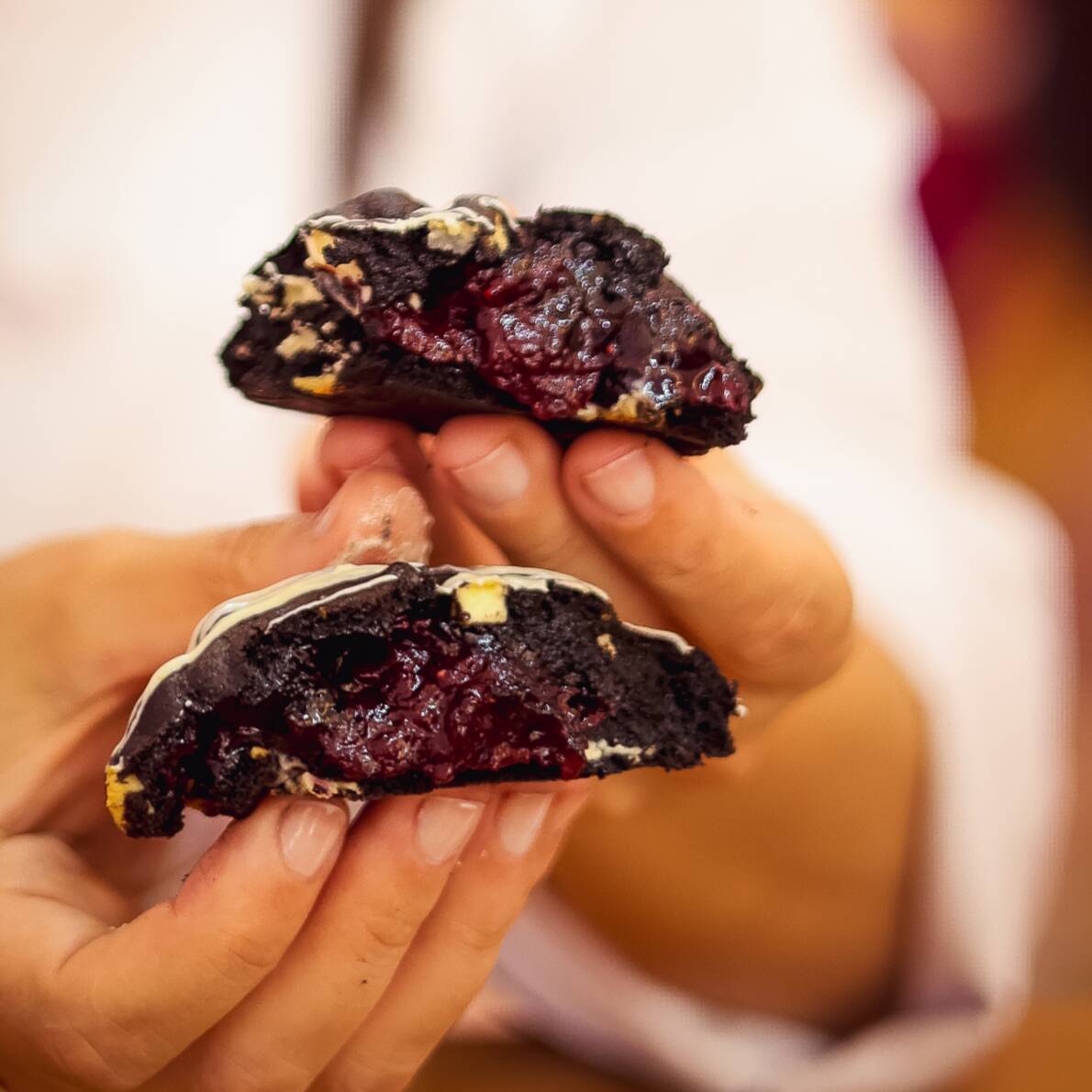 Para celebrar os 6 anos da Holy, nos unimos para criar um cookie exclusivo, cheio de personalidade e simplesmente irresistível!
Blueberry, massa de cacau black e chocolate branco: uma combinação surpreendente, criada especialmente para essa comemoração. 🤎
Uma edição limitada que já chegou pronta para conquistar um lugar na sua lista de favs!