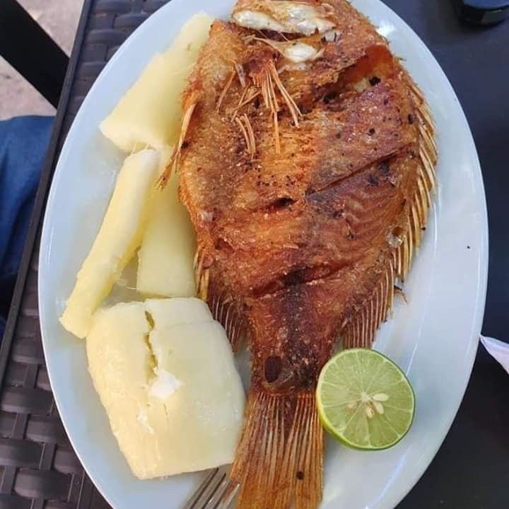 mojarra frita con yuca ( negra)