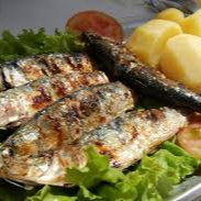 Sardinha fritinha, arroz, feijão, fritas e salada da casa.
