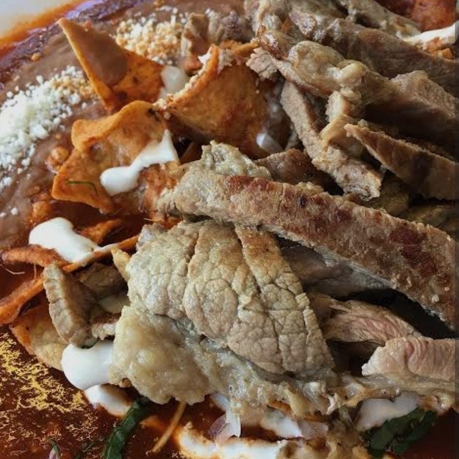 Chilaquiles Rojos con Bistec de Cerdo Asado.