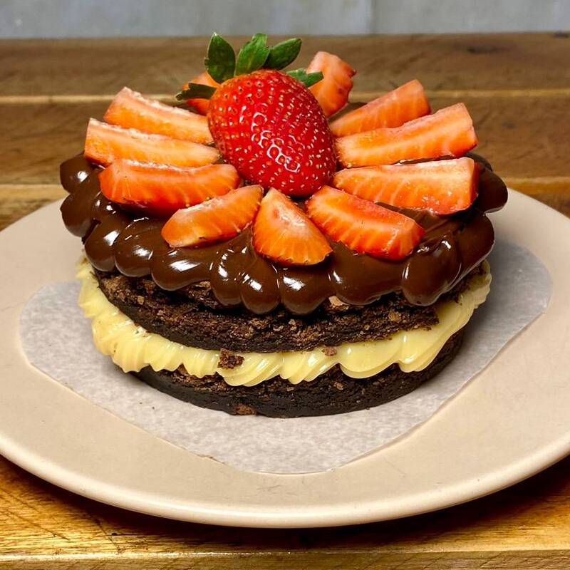 Nosso Brownie delicioso, recheio de Ninho, Brigadeiro e Morangos, apaixonante.