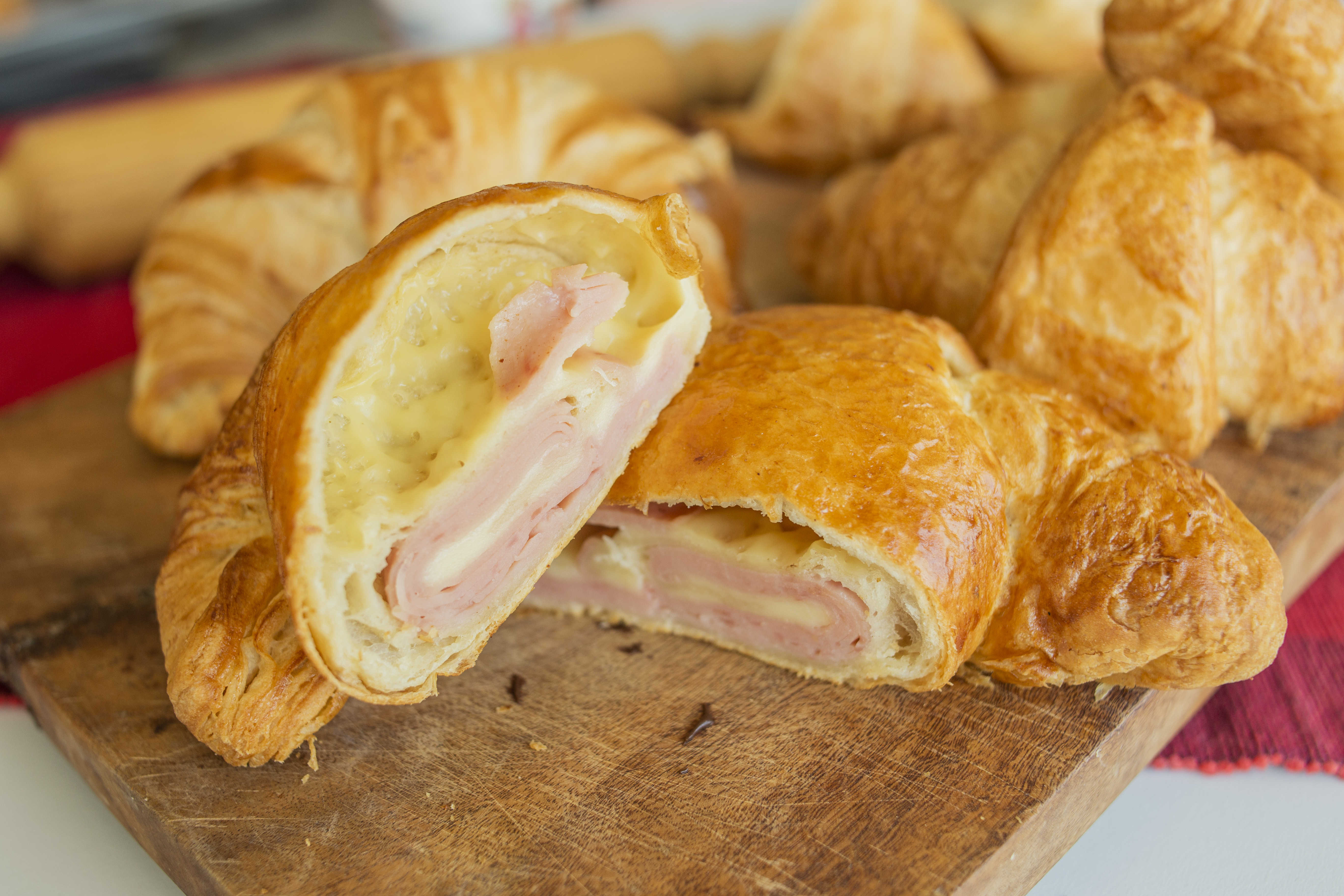 Croissant Relleno de Jamón con Queso