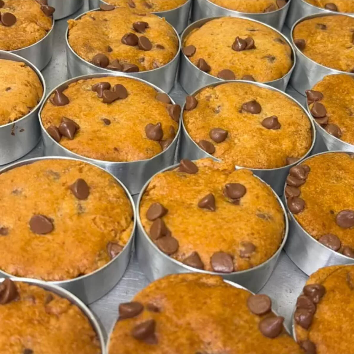 massa de cookie tradicional, recheio de nutella pura e finalizado com gotas de chocolate