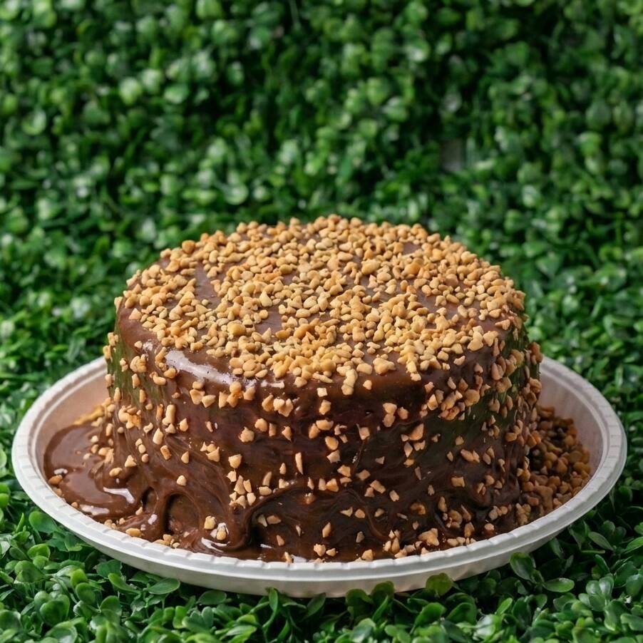 Prepare-se para uma explosão de sabor! Esse bolo vulcão é feito com massa fofinha e úmida, coberta por uma generosa camada de chocolate cremoso, que escorre irresistivelmente a cada fatia. Para finalizar, uma chuva de amendoim crocante, que traz o contraste perfeito entre o doce do chocolate e a textura marcante do amendoim. Tam. 18cm. Peso aprox. 1kg