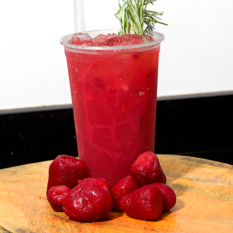 A escolha inteligente. Morangos frescos, cachaça e um toque de açúcar. Leve, saborosa e com a pureza que até a Lisa aprovaria.