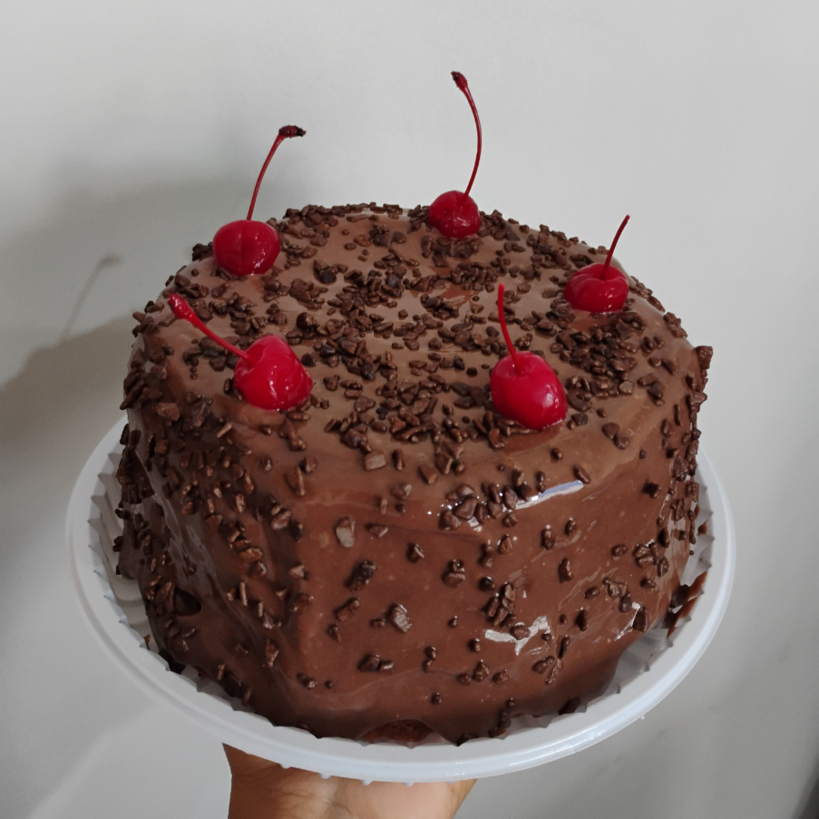 Bolo vulcão com recheio de brigadeiro de chocolate com aquela cobertura generosa.( aprox.920g. serve 5 pessoas ).