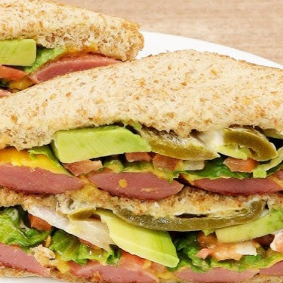 Sándwich de Salchicha o Panela