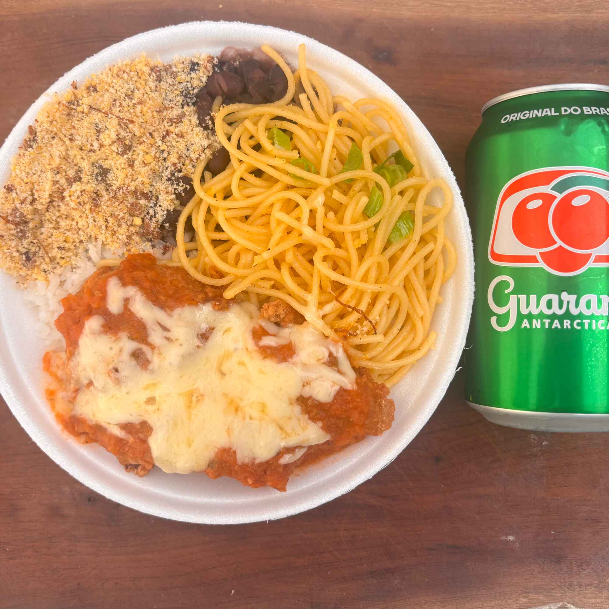 Arroz soltinho, feijão bem temperado,farofa, macarrão alho e óleo e filé de frango à parmegiana acompanha guarana lata original.