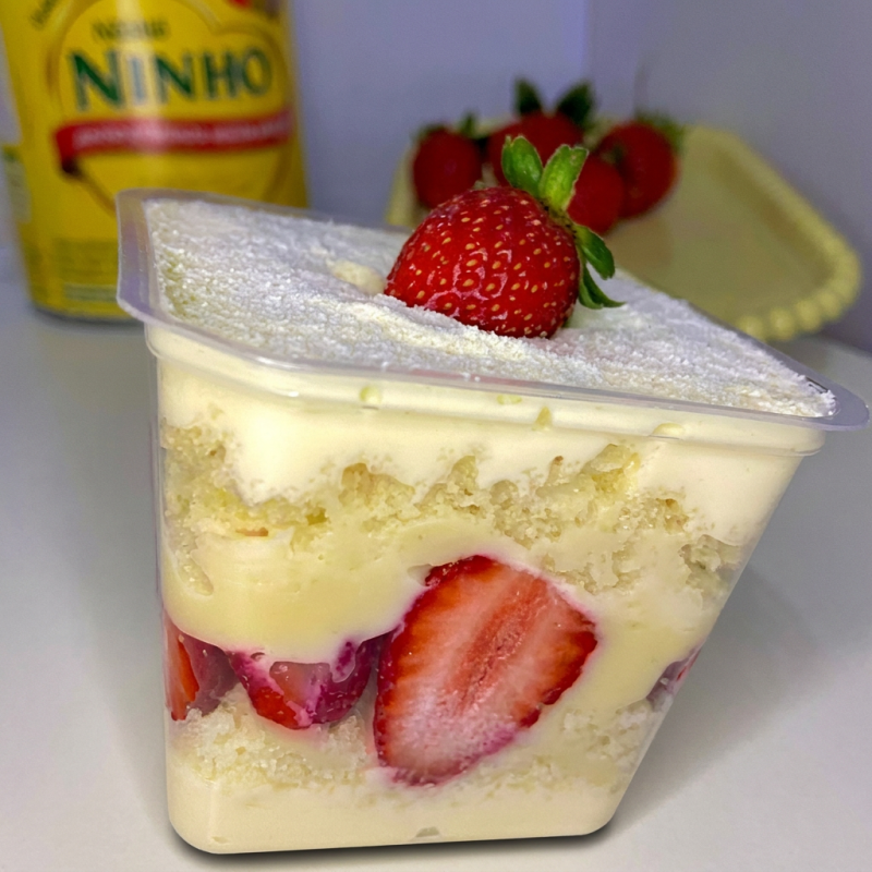 Delicado e marcante! Feito com camadas de bolo branco macio, recheado com um creme super cremoso de leite Ninho e pedaços de morangos frescos. A união perfeita entre o sabor suave do leite e a leve acidez da fruta. Um doce equilibrado, elegante e irresistível!
