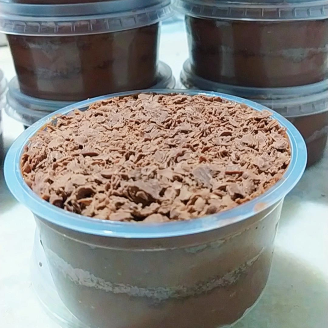 Massa de chocolate molhadinha , creme de brigadeiro maravilhoso , raspas de chocolate para decorar . Pote 200ml