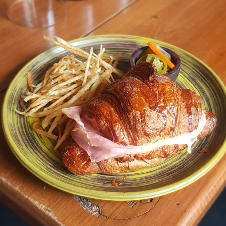 Croissant con Jamón