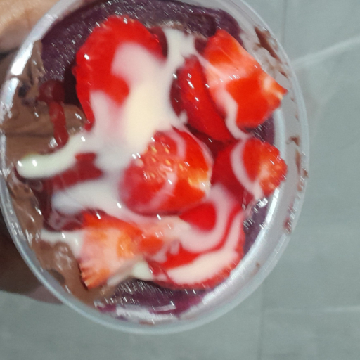 Açai cremoso + nutela + morangos frescos + leite condessado + cobertura de sorvete de morango, montado em camadas para chegar na sua casa geladinho e cremoso.