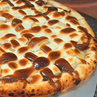 Massa fresca, mussarela, banana, chocolate branco, açucar e oregano.