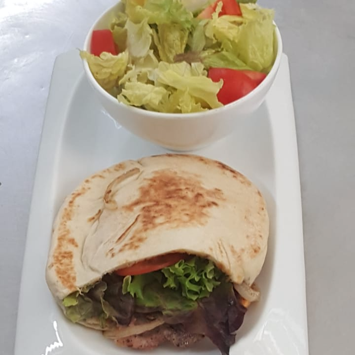 Pita Philly con Ensalada de La Casa