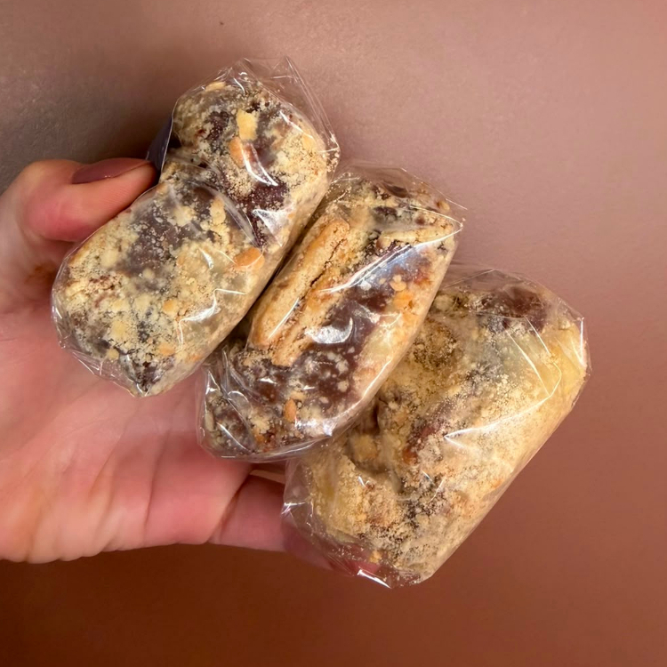 130 g de brigadeiro branco e preto, cookies diversos e bolacha maisena.