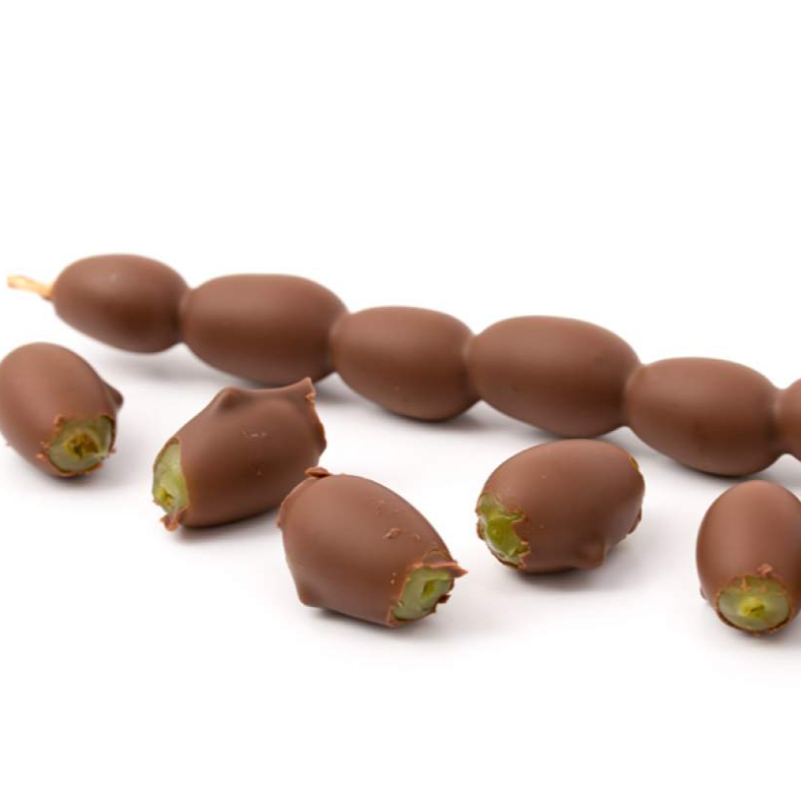 Espetinho de uva fresca coberto com chocolate ao leite