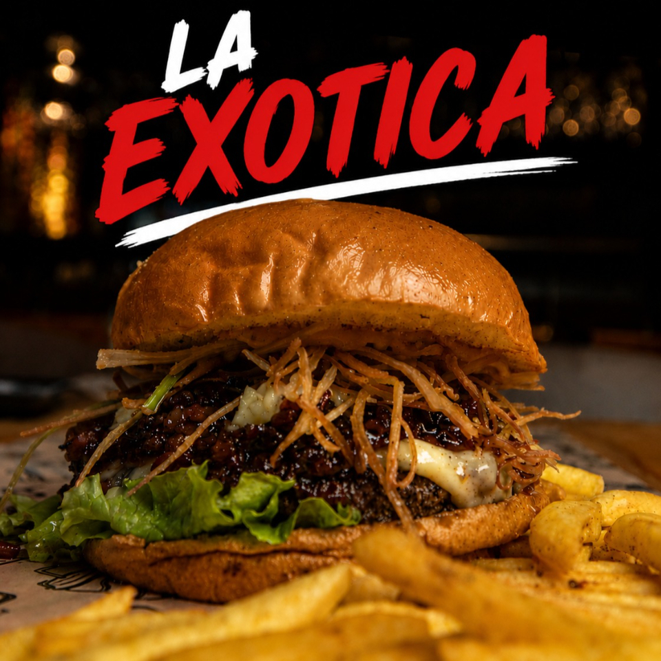 Burger La Exotica con Papas y Cocacola