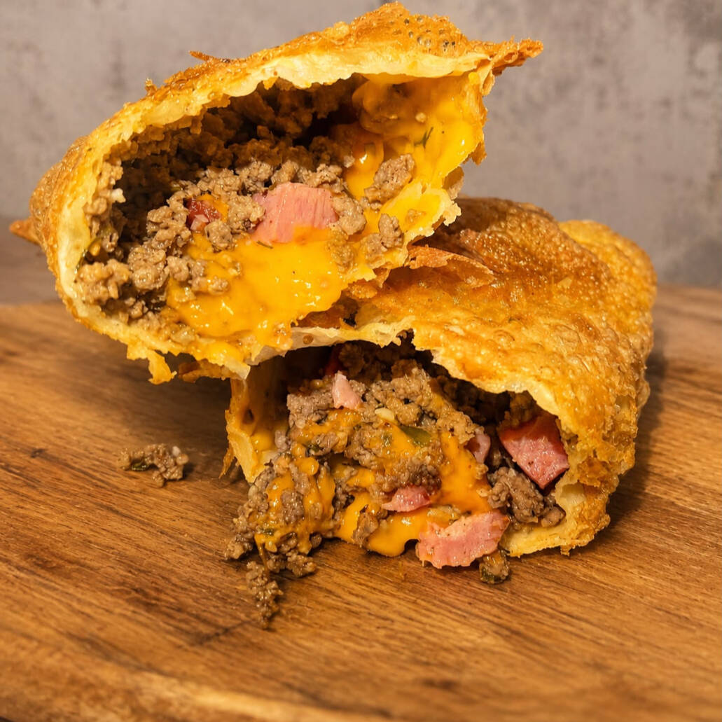 Aqui não tem pastel "vazio"! Cada unidade é preparada na hora, com aproximadamente 150g de recheio, massa crocante e ingredientes de qualidade para garantir muito sabor em cada mordida.