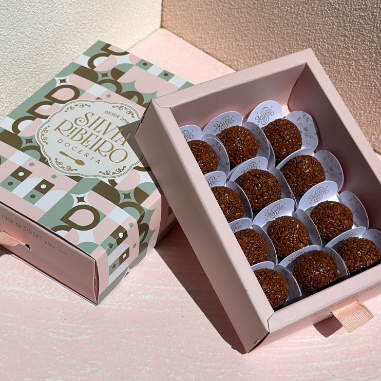 Caixa com 12 docinhos de brigadeiro Belga. Obs. 1: não alteramos nenhum produto ou retiramos/adicionamos ingrediente. Obs. 2: produto de consumo imediato. Obs. 3: alguns produtos podem vir com vencimento do mesmo Dia.
