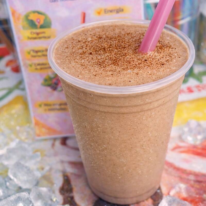 Banana fresca batida com guaraná em pó, leite em pó, castanhas e amendoim, combinada ao toque marcante do cappuccino. Uma vitamina cremosa, intensa e naturalmente energética — o verdadeiro combustível pra despertar o corpo, focar a mente e colocar você naquele pique de verdade. Consumo Imediato pois leva Banana.