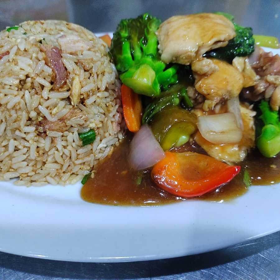 Pollo con Verduras + Chaufa + Entrada a Elegir