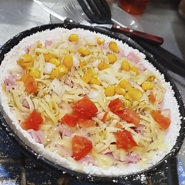 Queijo mussarela, presunto, tomate, cebola, milho e orégano
