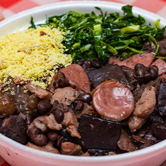 Delicie-se com a nossa 'Marmitex - Feijoada com Bisteca' da categoria 'Comida Caseira'. Esta marmita é recheada com uma feijoada rica e suculenta, acompanhada de uma bisteca bem temperada e suculenta. O prato também traz um arroz soltinho e bem temperado, um feijão caseiro encorpado, um macarrão al dente e uma farofa crocante e deliciosa para dar um toque especial. Uma salada fresca e nutritiva também acompanha o prato. É uma refeição completa e deliciosa, preparada com todo o carinho e sabor da comida caseira.