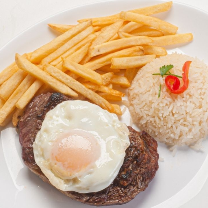 Deliciosa marmita marmitex de bife a cavalo fresquinhoi com ovo frito extremamente saboroso , acompanha arroz bem soltinho , feijão fresco e batata frita grátis