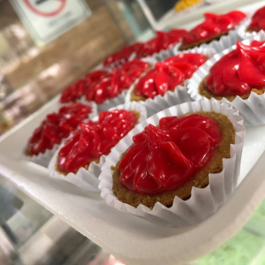 Mini tartellete com recheio de mousse de morango
