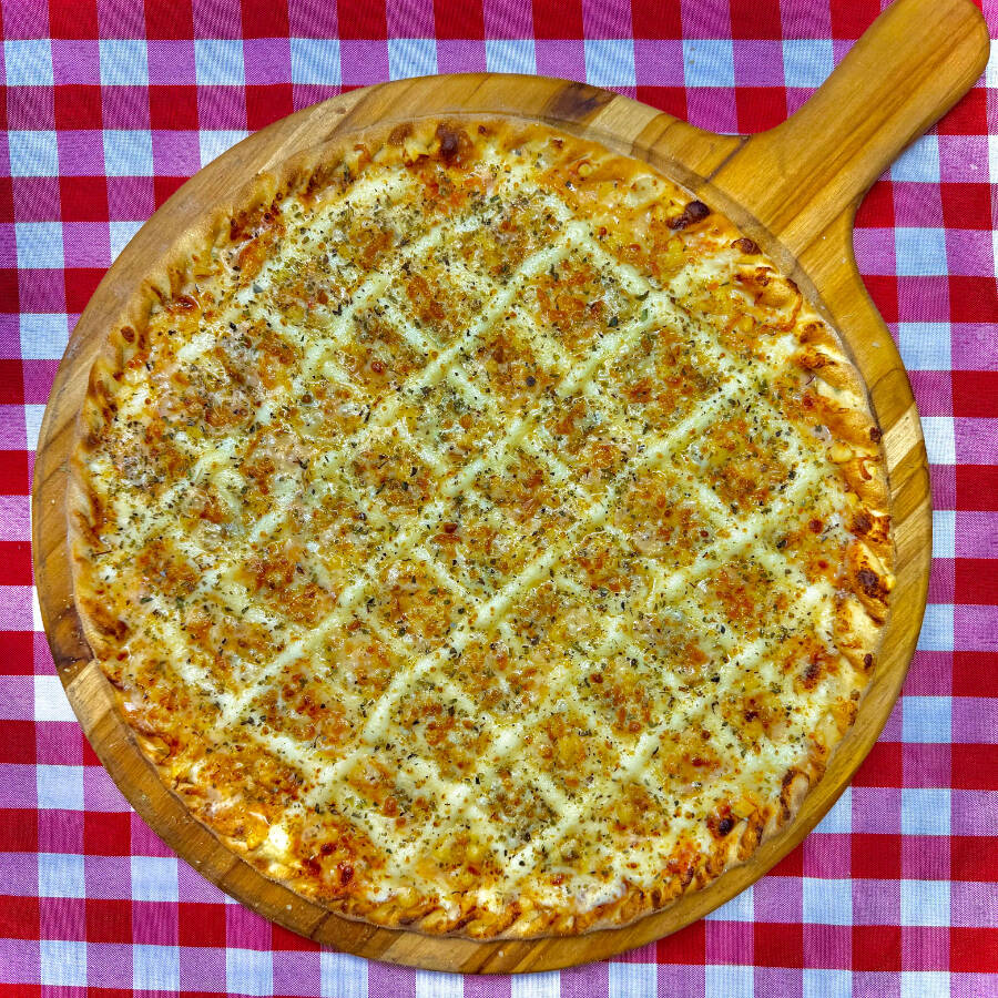 Molho de Tomate, Muçarela Fooms, Provolone, Catupiry, Parmesão, Orégano