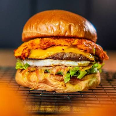Frango da chama sagrada, ele é clássico, direto e forte, sabor único! Feito com pão tostado, blend de frango 150g, fatia de muçarela derretida, tiras de bacon sequinho e crocante e claro a nossa querida maionese da casa.