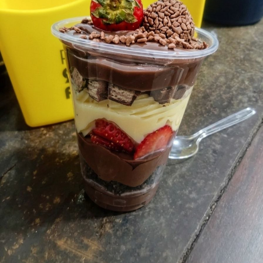 Creme de chocolate 50%, pedaços de morango, creme de Ninho, pedaço de bis e brigadeiro