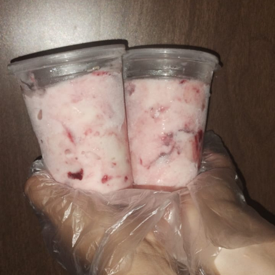 Acompanhamentos farinha de biscoito morango+ leite em pó + leite condensado + chocobool + m&ms + gotas de chocolate l