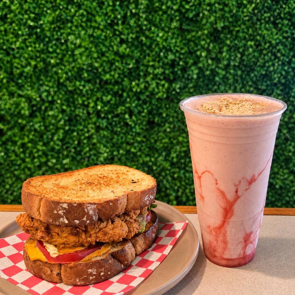 Sandwich Pollo Empanizado con Licuado Pinkie Pie