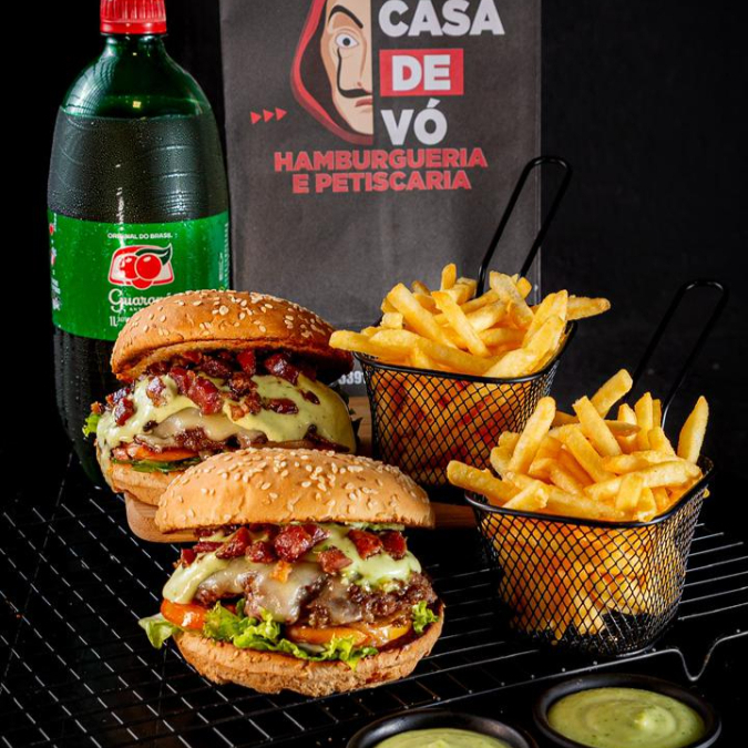 2 X-Bacon Artesanal (pão gourmet, smash de 100g, queijo mussarela, tiras de bacon, molho especial, alface,tomate e cebola na chapa) + 2 batatas P + Antártica 1 L