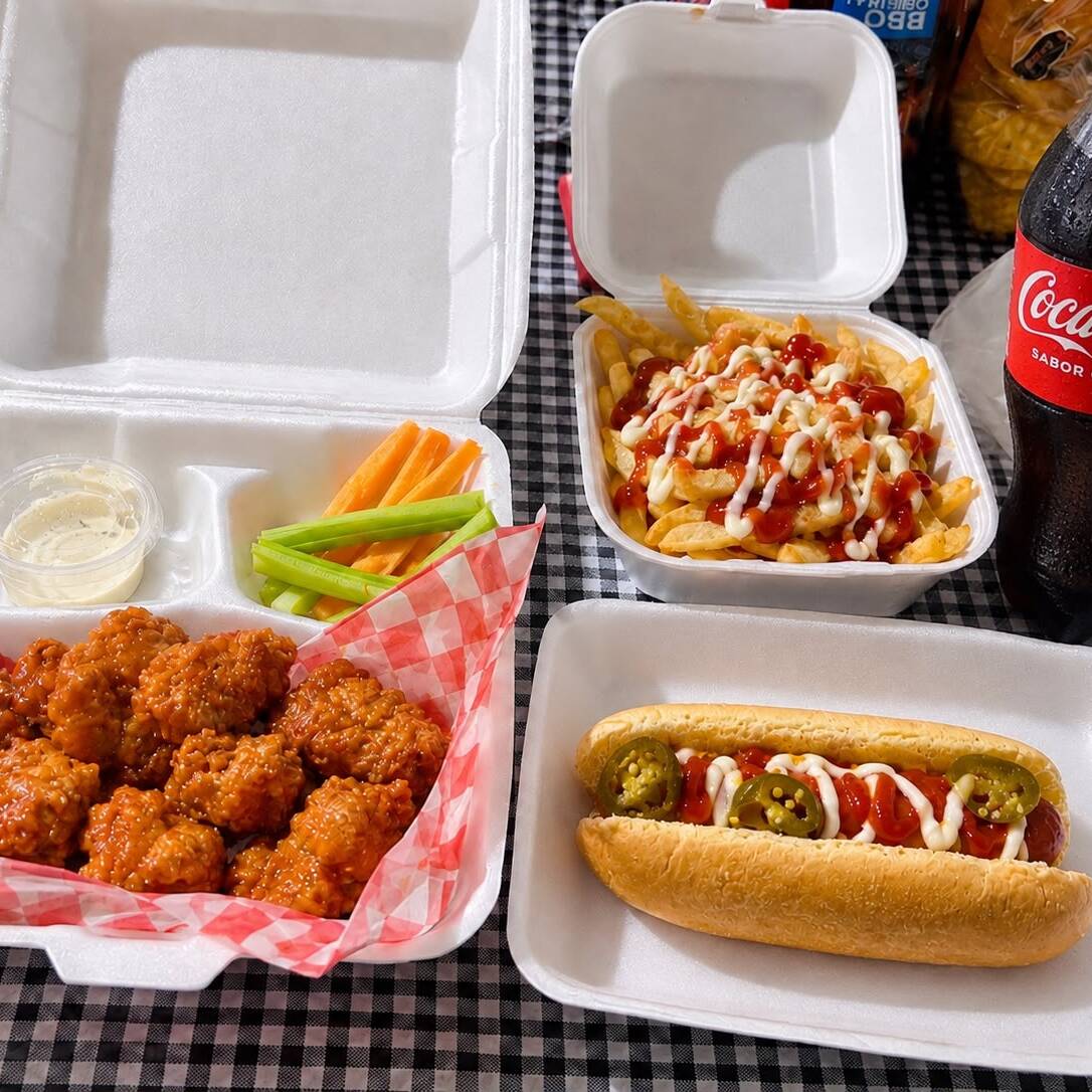 1 Boneless + papas+ Hotdog sencillo + CC600ml