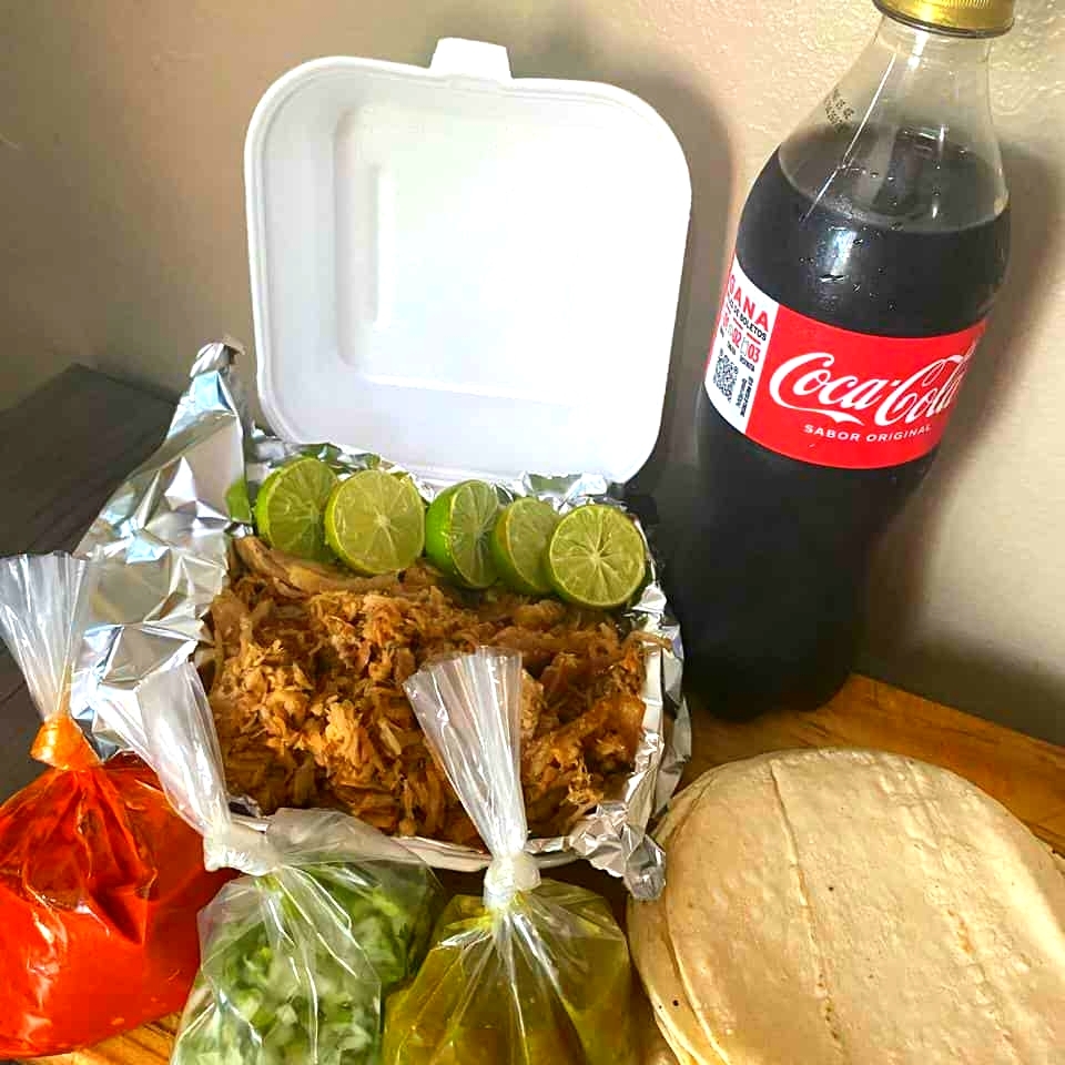 1/4 de Carnitas con Cuero +coca de 600ml