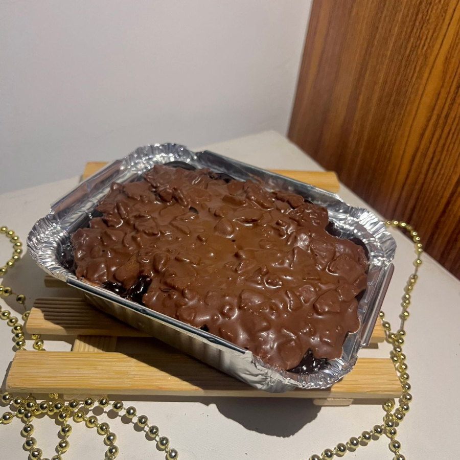 Delicioso bolo de chocolate com brigadeiro 50% cacau e chocolate com folhado crocante.