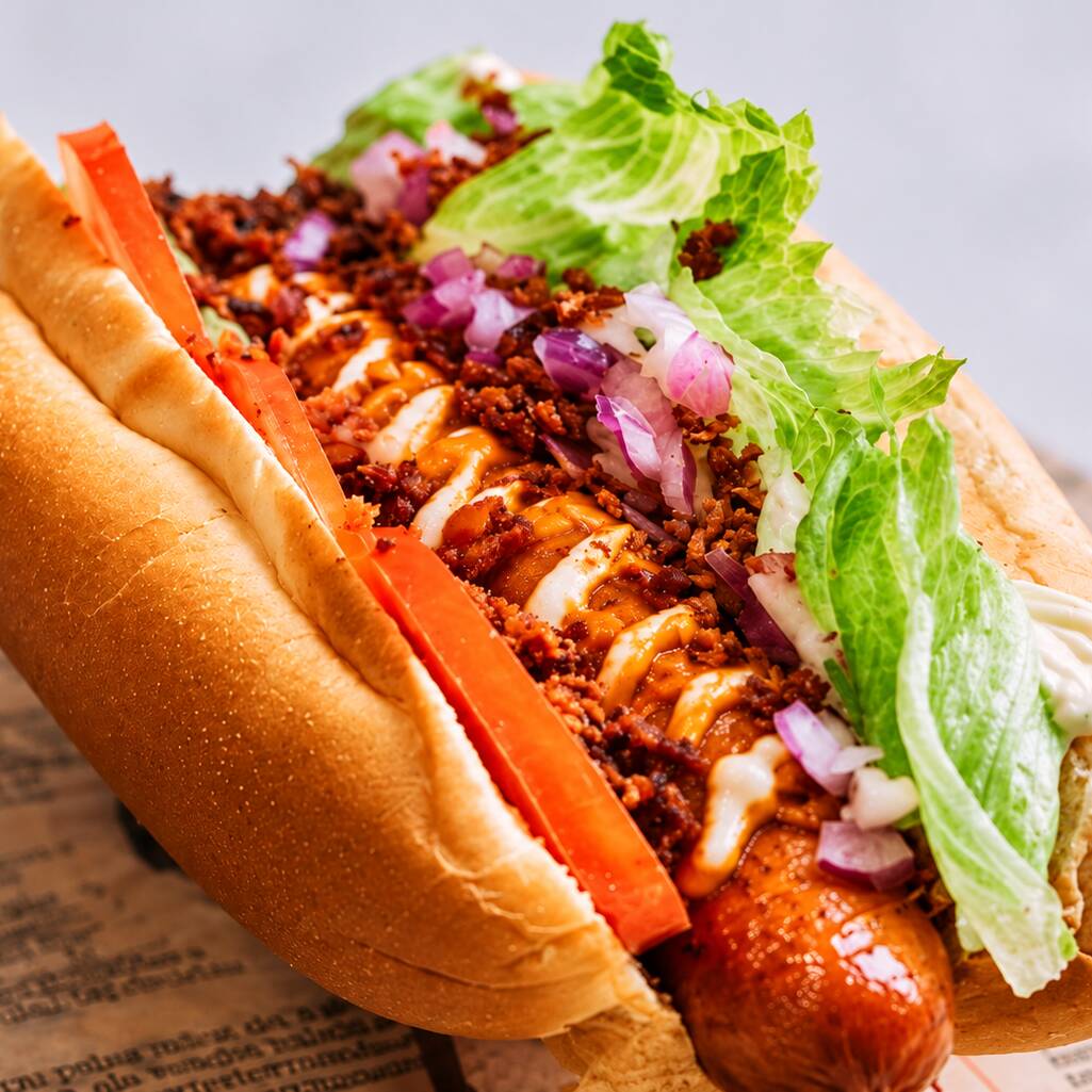 Salsicha Berna 100% Bovina, Queijo Catupiry, Bacon Crispy, alface, tomate, maionese da casa, pão de hot dog.