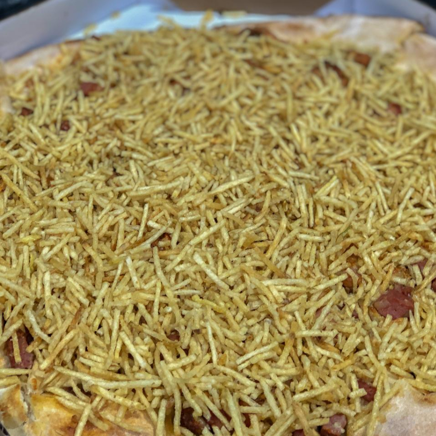 Mussarela, bacon, batata palha e orégano.