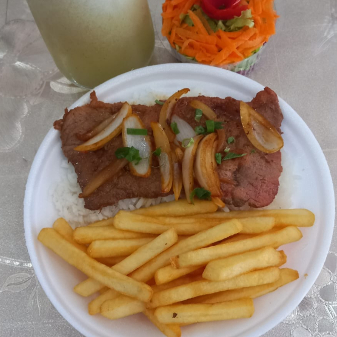 Uma deliciosa Marmita de Bife de Vaca acebolado acompanhado de Batata Frita, Ovo Frito, Arroz Branco, Feijão + 1 Suco Natural + 1 Docinho para alegrar seu dia! Já venha experimentar nossas delicias!!