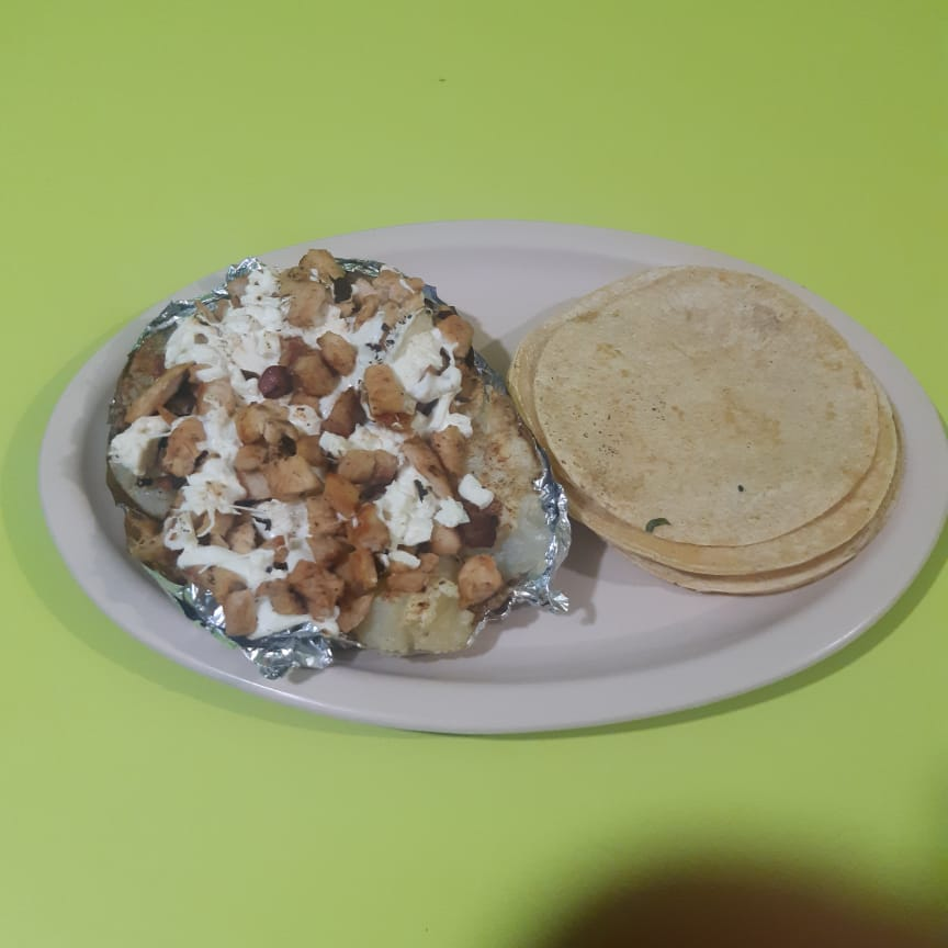 Papa con Chuleta de Puerco y Quesillo