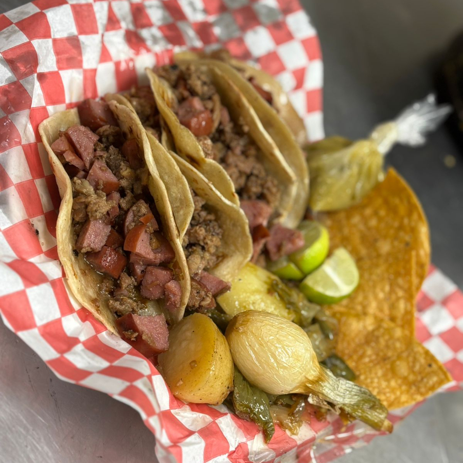 Tacos Mixtos de Arrachera y Polones